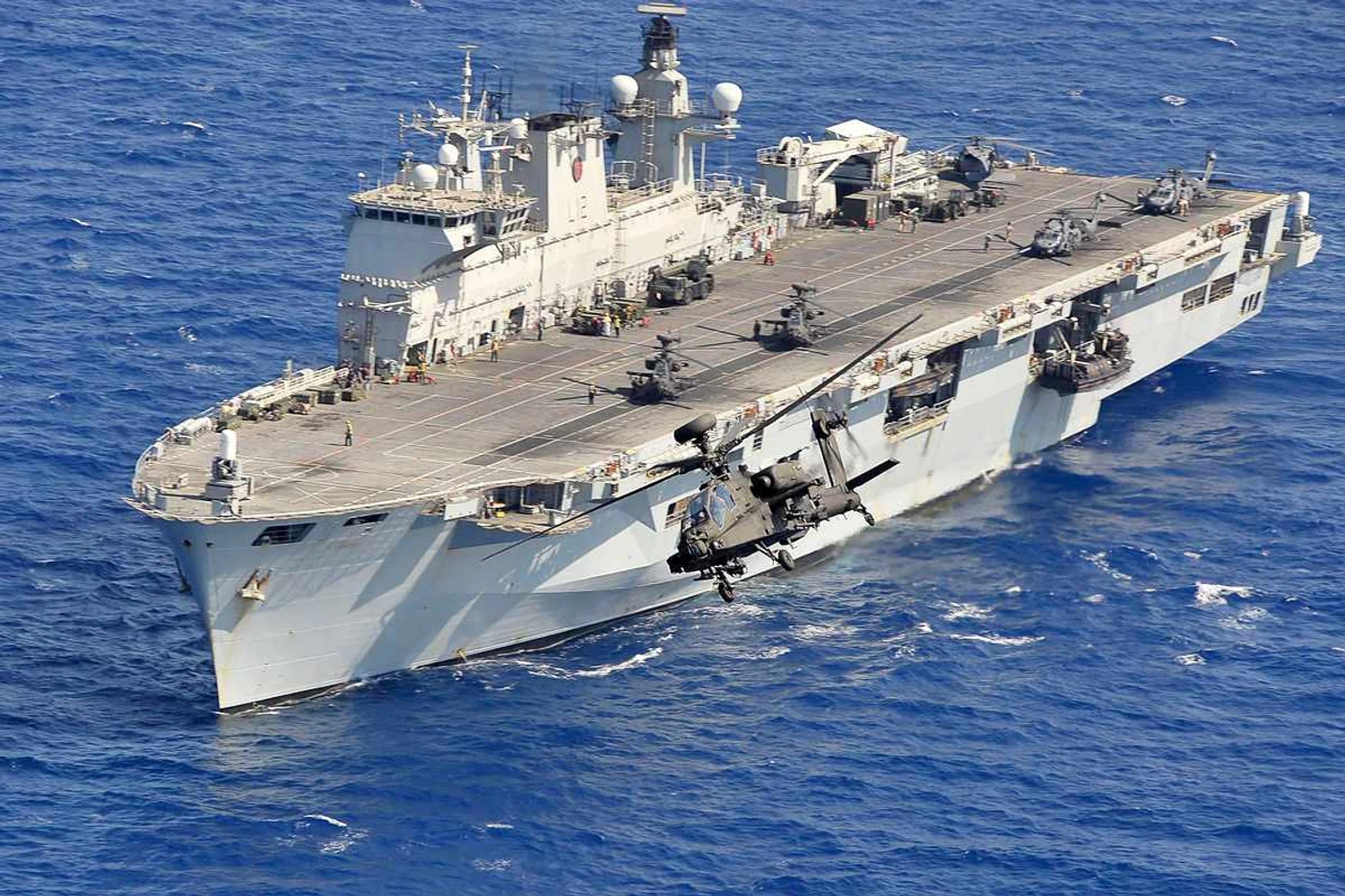 Marinha do Brasil confirma compra de porta-helicópteros britânico