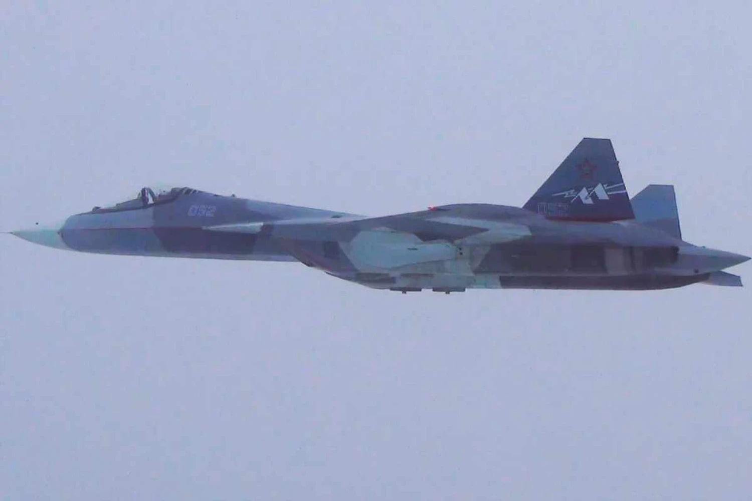 Futuro caça stealth da Rússia, Su-57 voa com motor definitivo