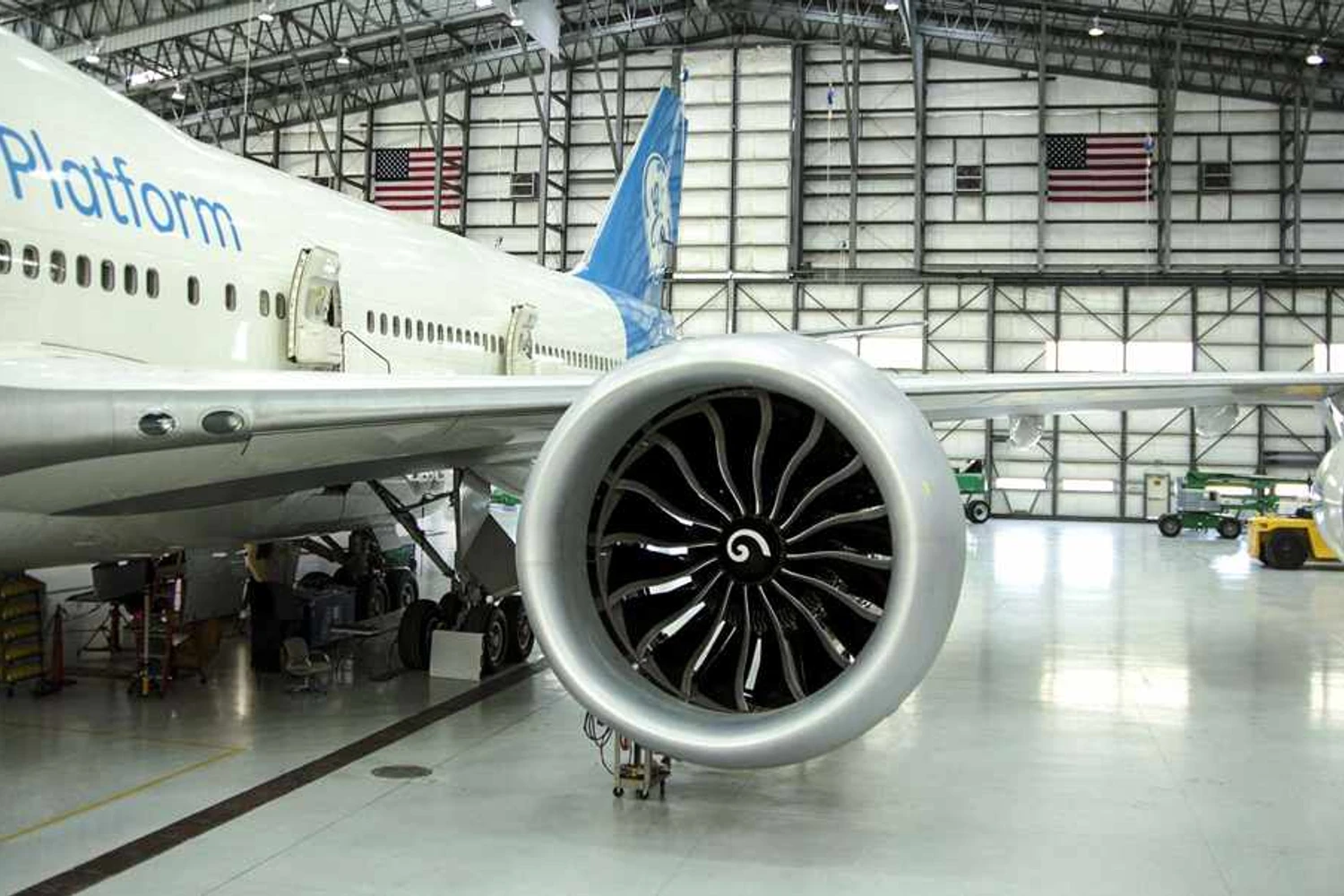 Os primeiros testes em voo do motor GE9X foram realizados com um Boeing 747 (General Eletric)