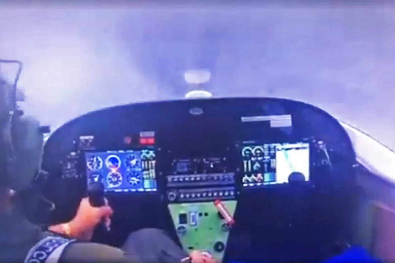 Vídeo dramático mostra avião sendo salvo por paraquedas