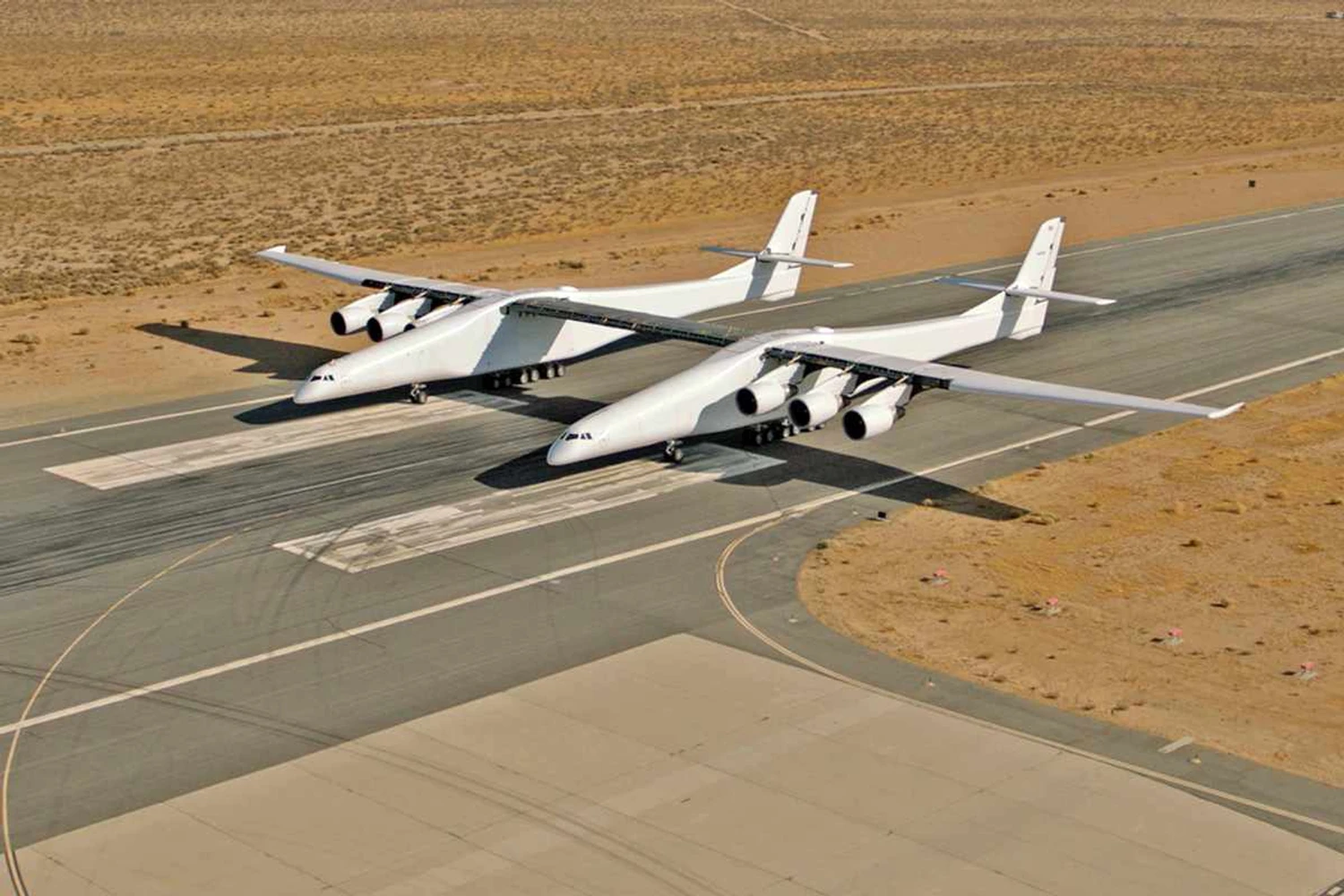 Stratolaunch realiza primeiro táxi até a pista de decolagem