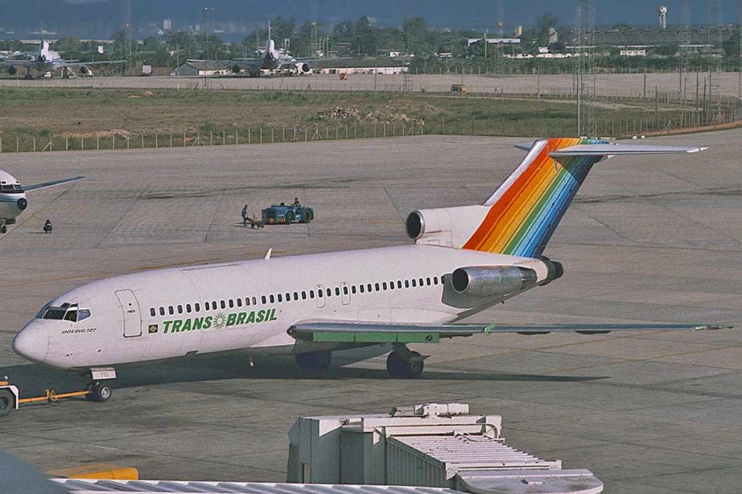 727-100 com a pintura do arco-íris: visual entre os mais bonitos da aviação (Pedro Aragão/Wikimedia)