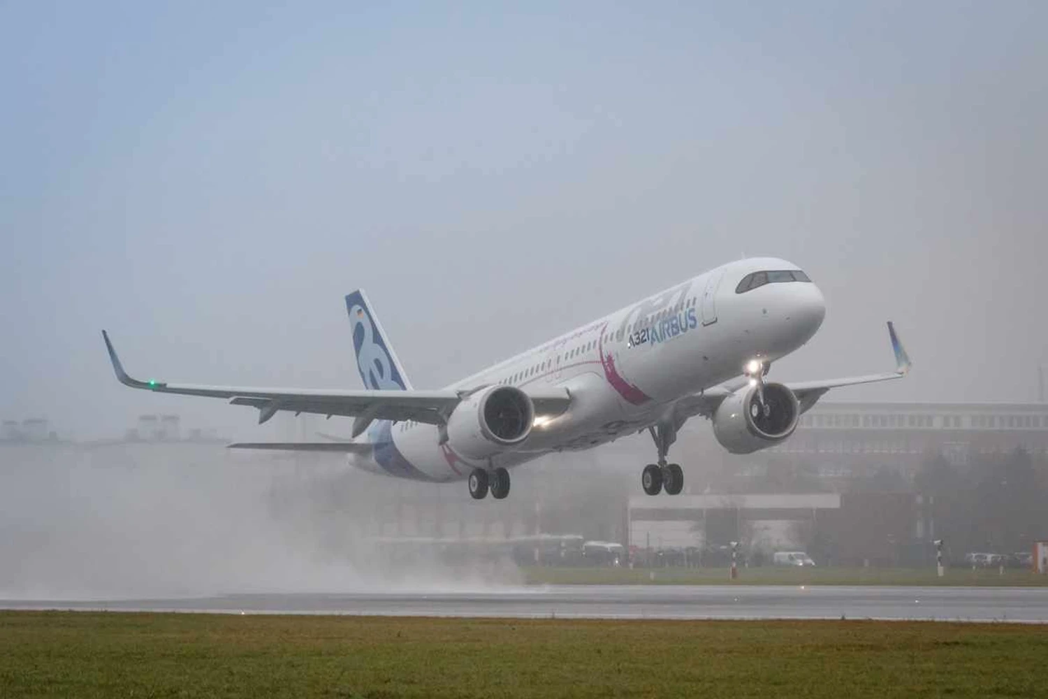 O novo A321LR deve chegar ao mercado da aviação comercial até o final deste ano (Airbus)
