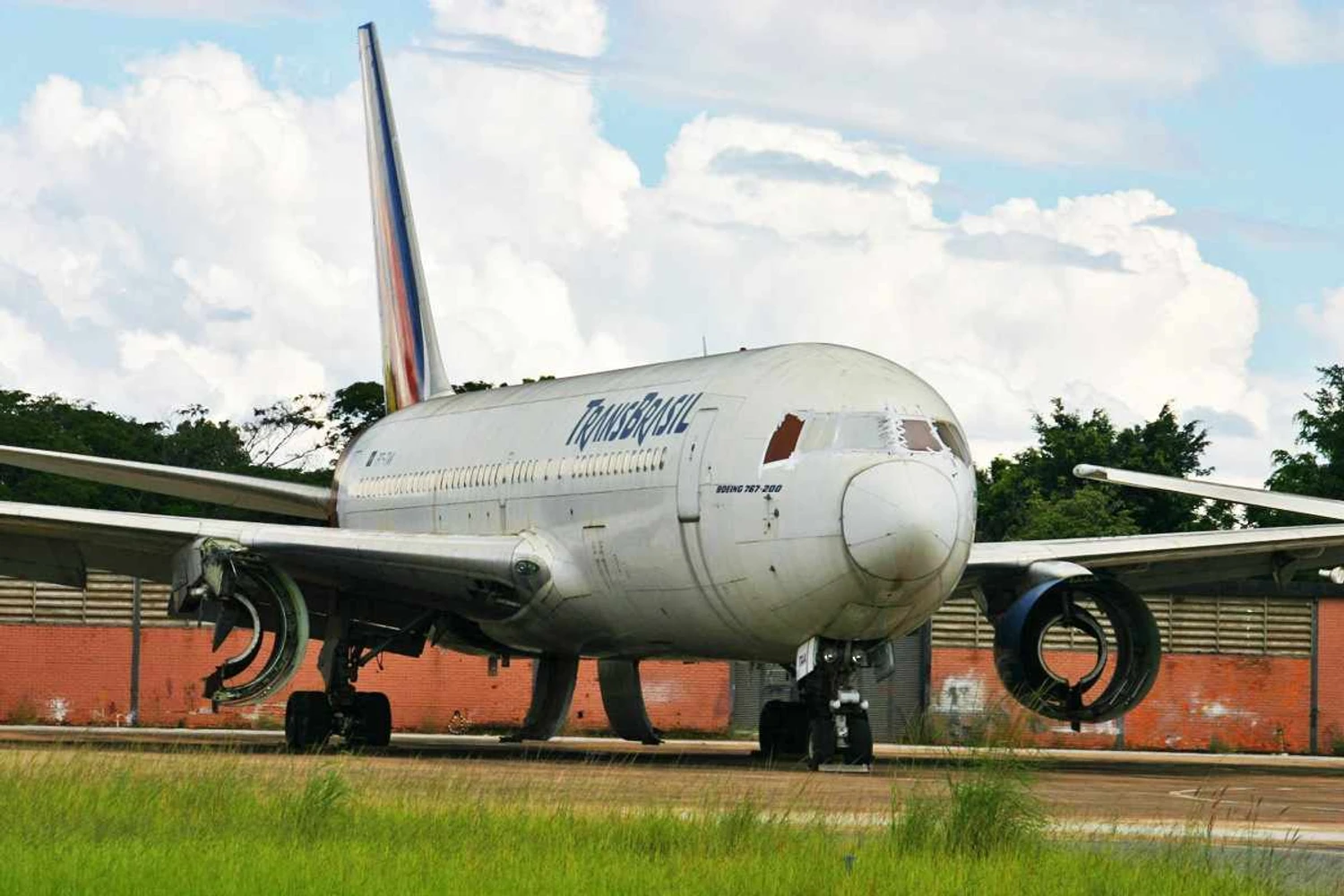 Carcaça de aviões da Transbrasil serão retiradas do Aeroporto de Brasília