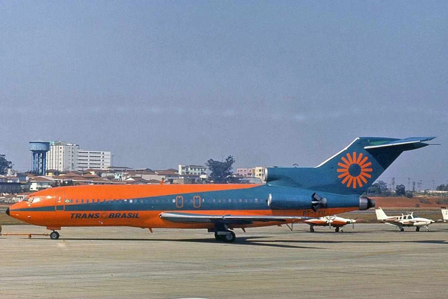 Um 727-100 com a pintura antiga da Transbrasil (Clinton Groves/Wikimedia)