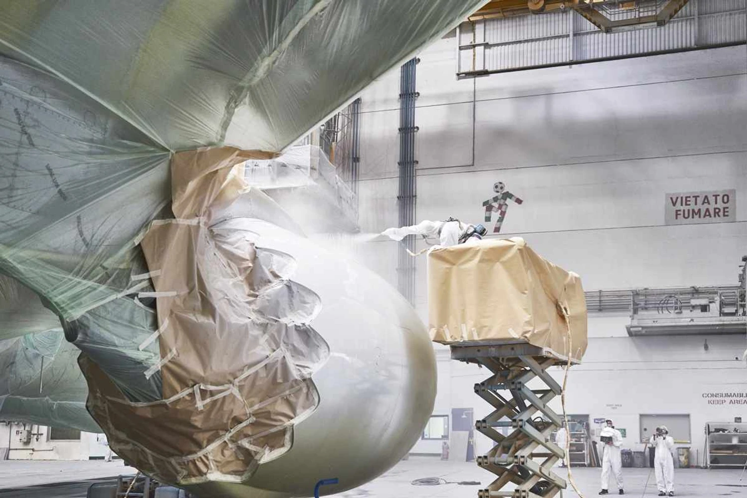 O 747-8 sendo pintado: "explore o novo" (Lufthansa)