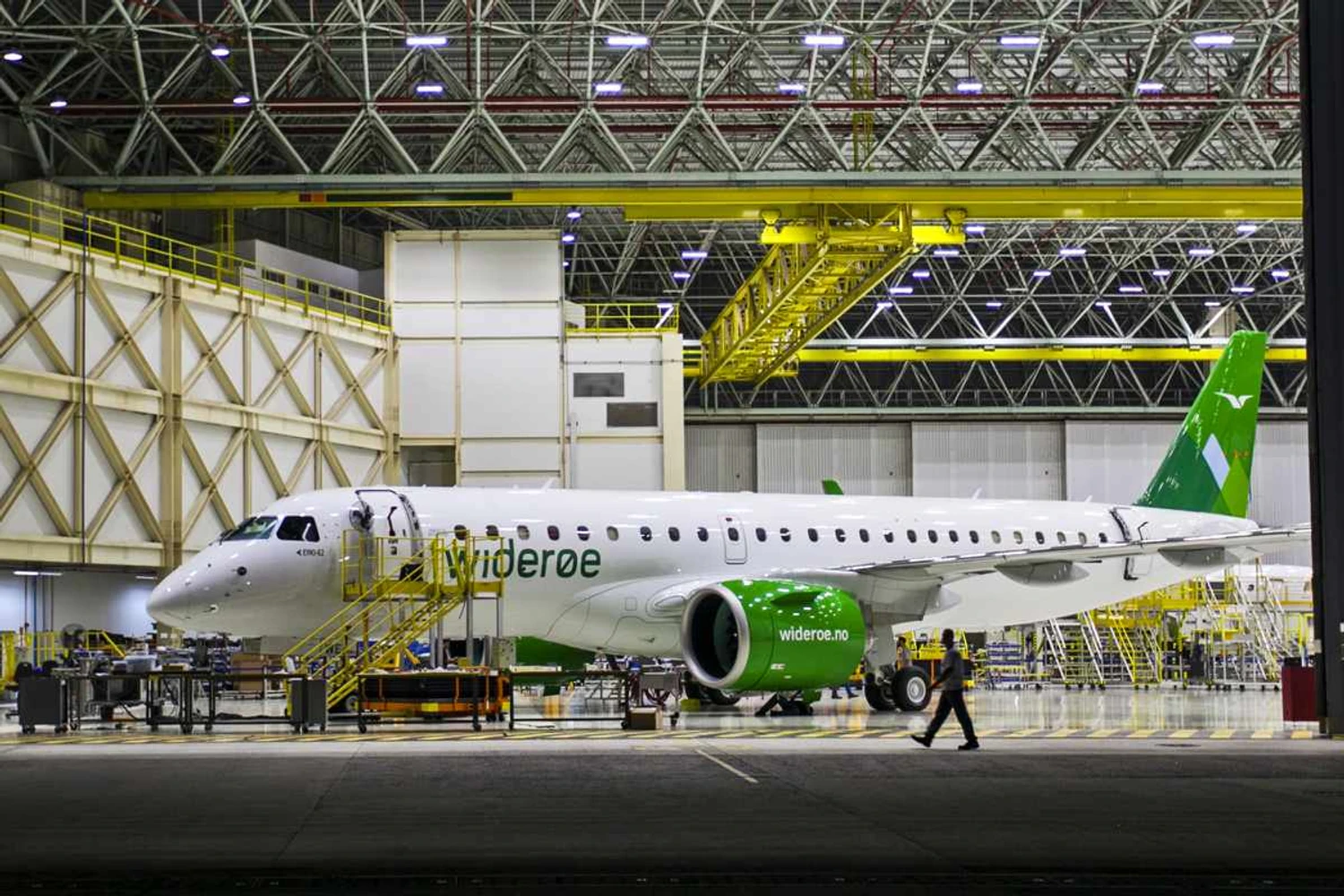 Embraer revela primeiro E190-E2 de série