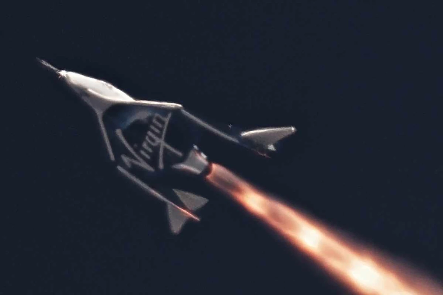 Virgin Galactic completa primeiro voo motorizado com a USS Unity
