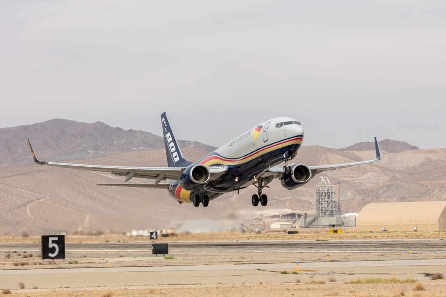 Boeing entrega primeiro cargueiro 737-800BCF
