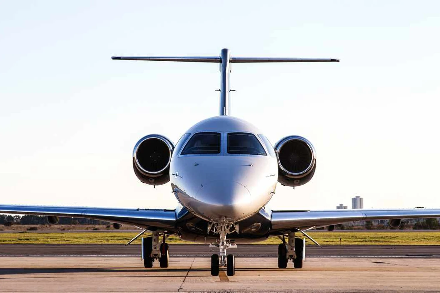 Embraer entrega primeiro jato executivo Legacy 450 no Brasil