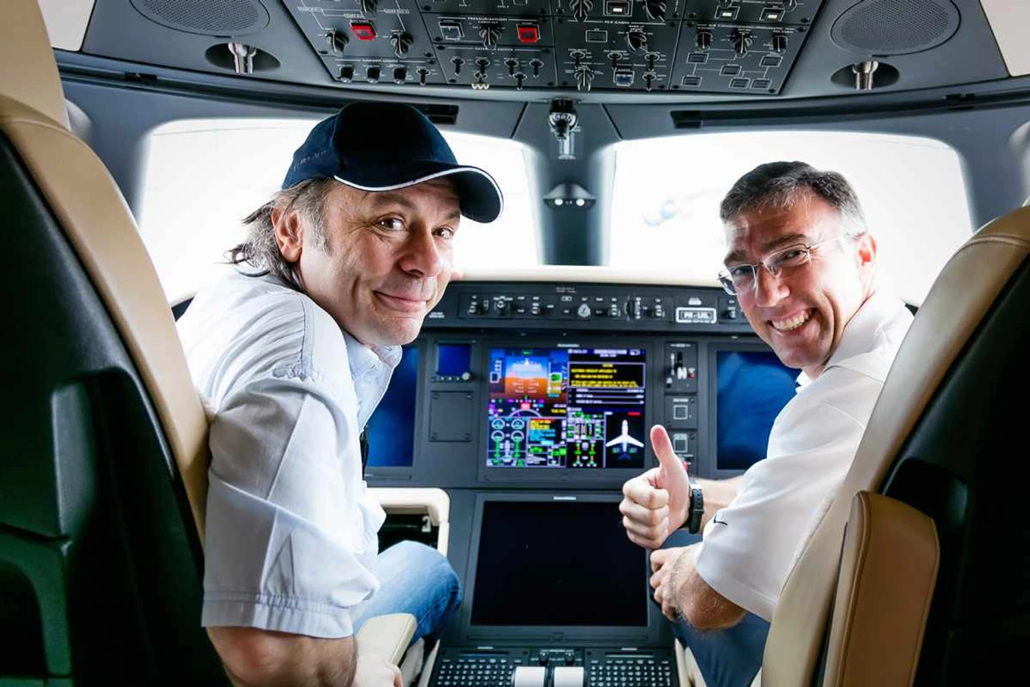 Vocalista do Iron Maiden, Bruce Dickinson visita a Embraer