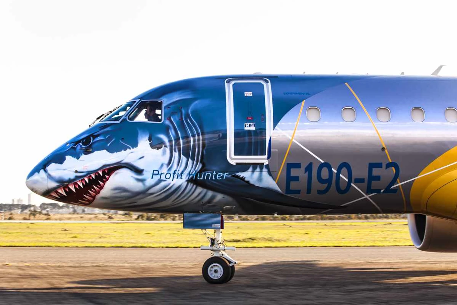 Jato Embraer E190-E2 “Shark” inicia tour pela Europa
