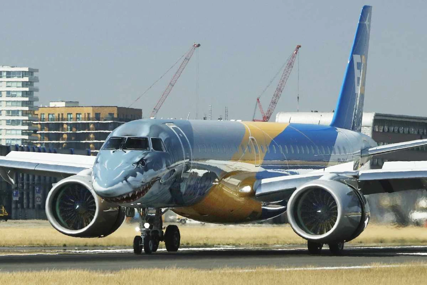 Embraer E190-E2 pousa em Londres com pintura de tubarão