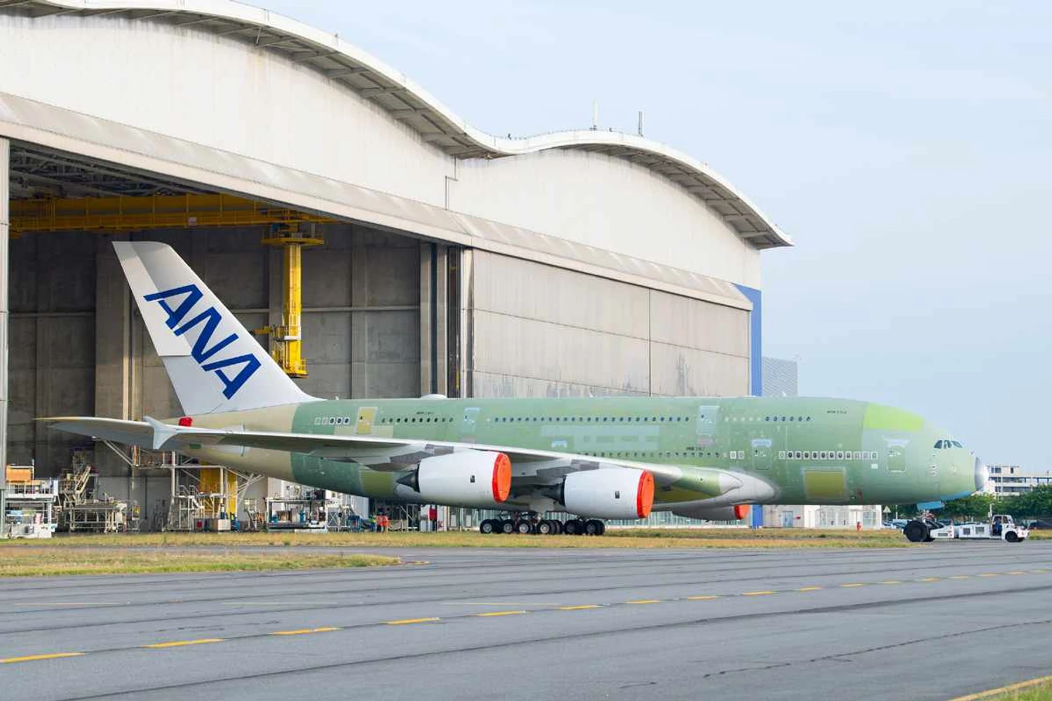 Airbus apresenta primeiro A380 da companhia ANA