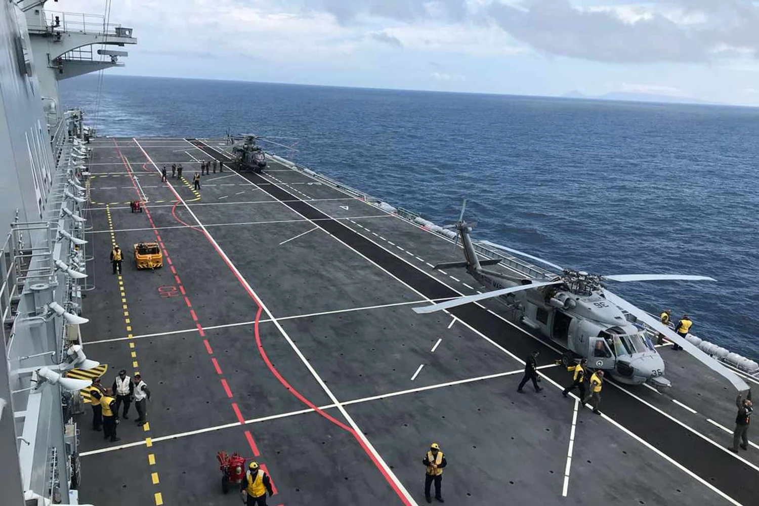 PHM Atlântico recebe primeiros pousos de helicópteros da Marinha