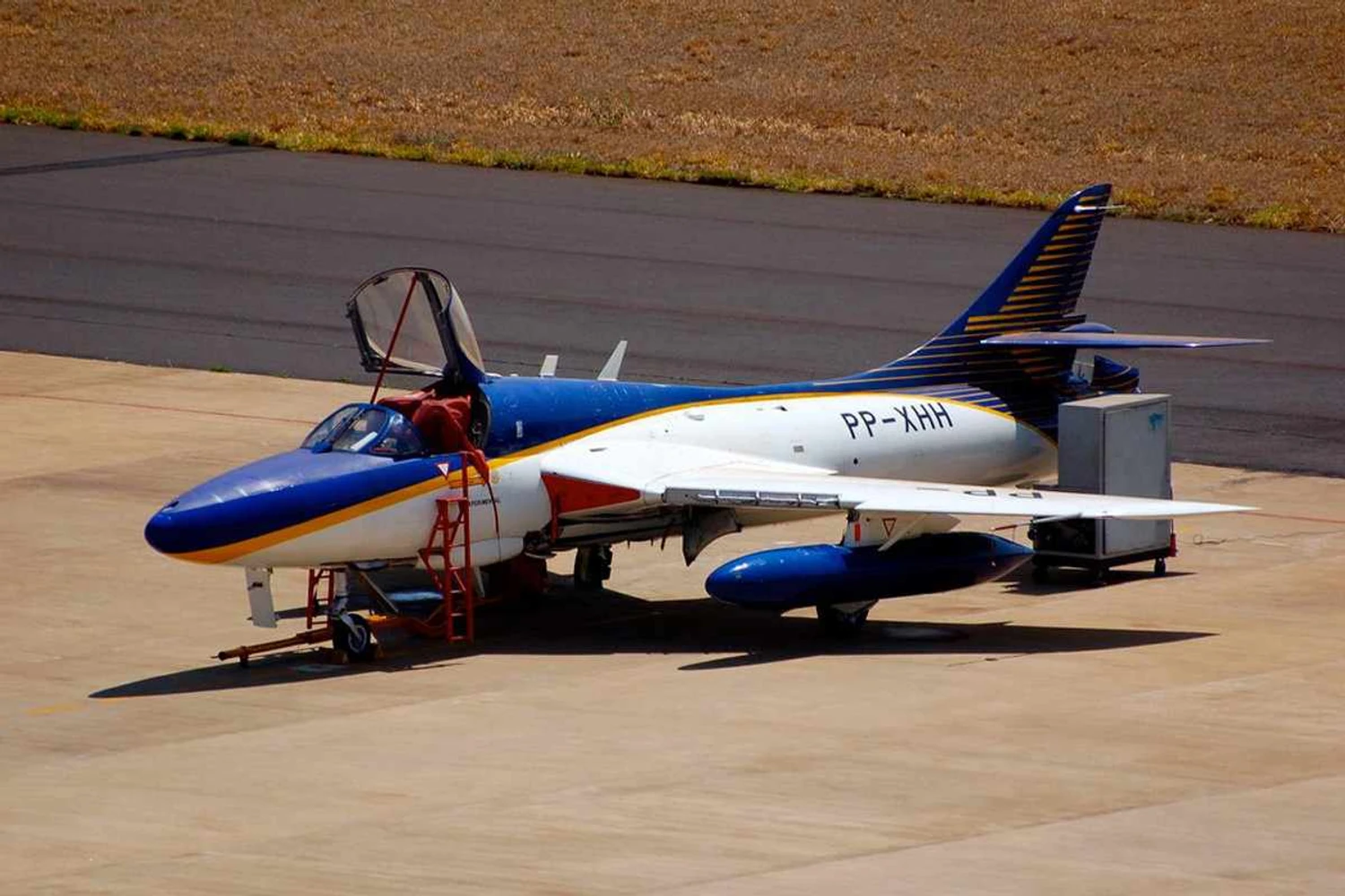 Embraer vende antigo caça Hunter que era usado como "avião paquera"