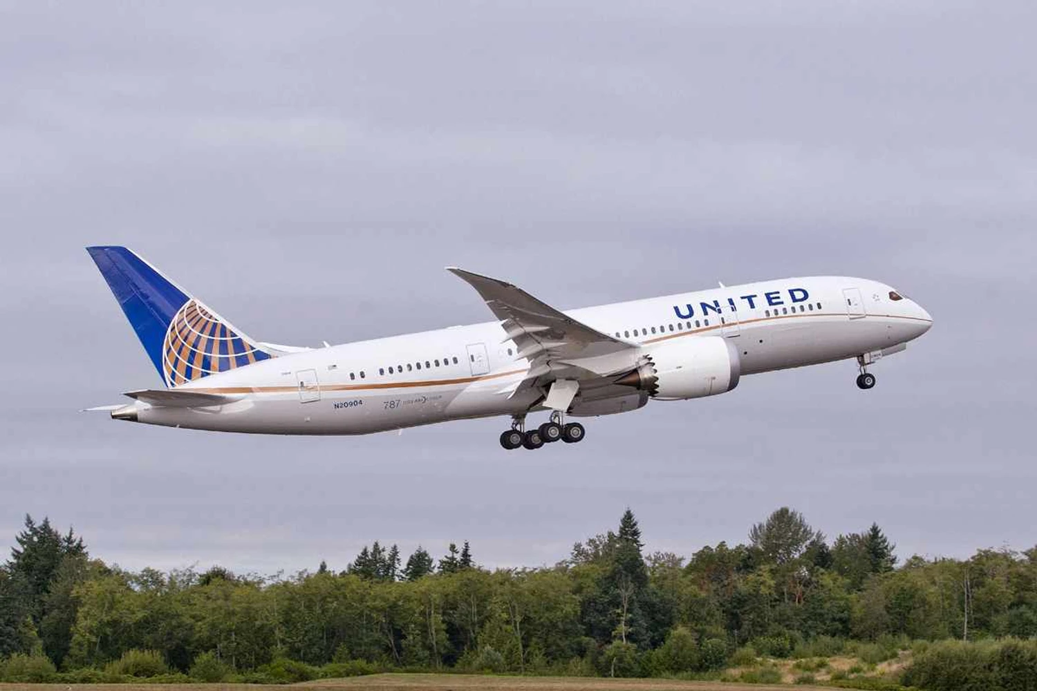 United inicia voos transatlânticos de 787 com biocombustível