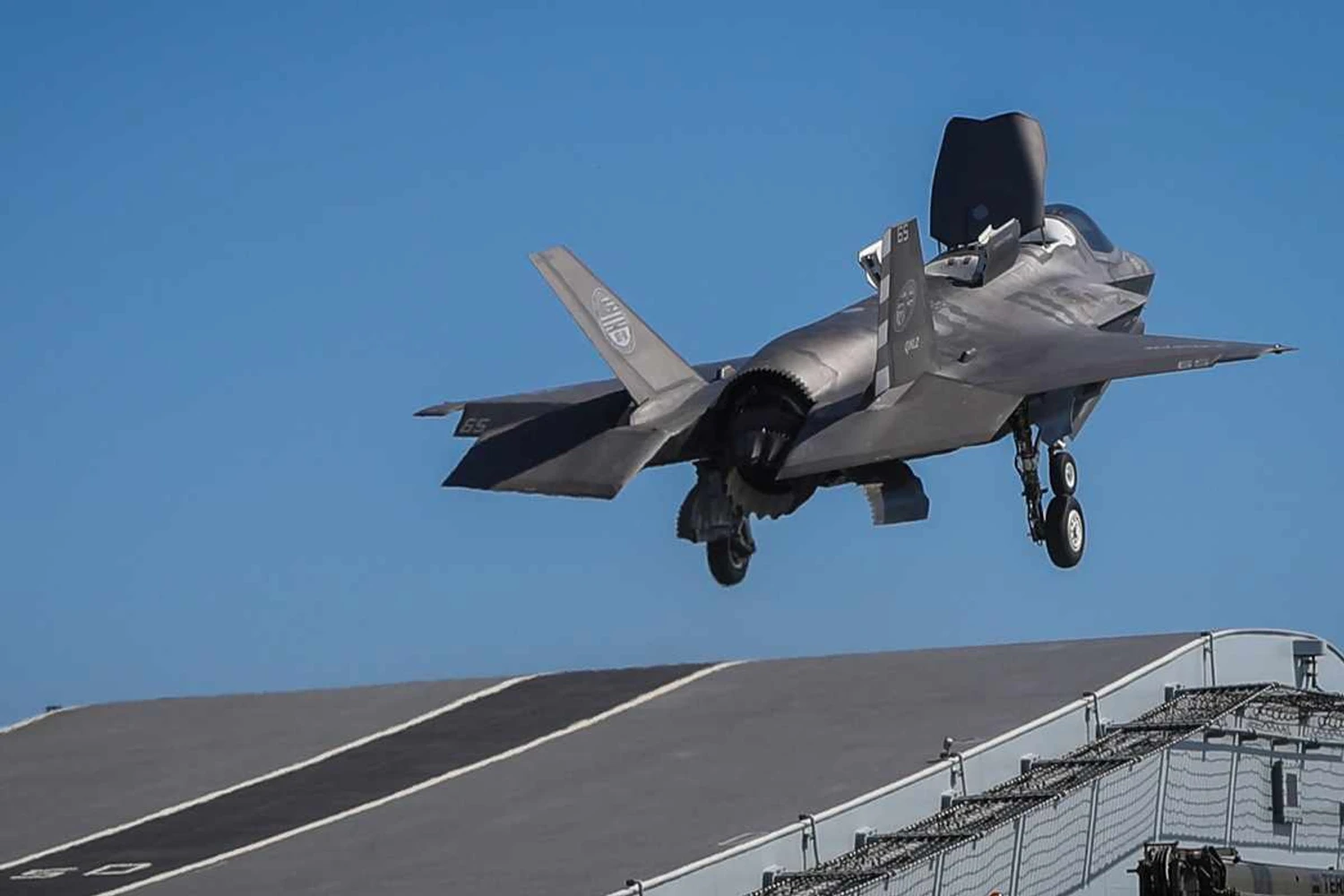 Vídeo mostra momento em que caça F-35B britânico cai no mar