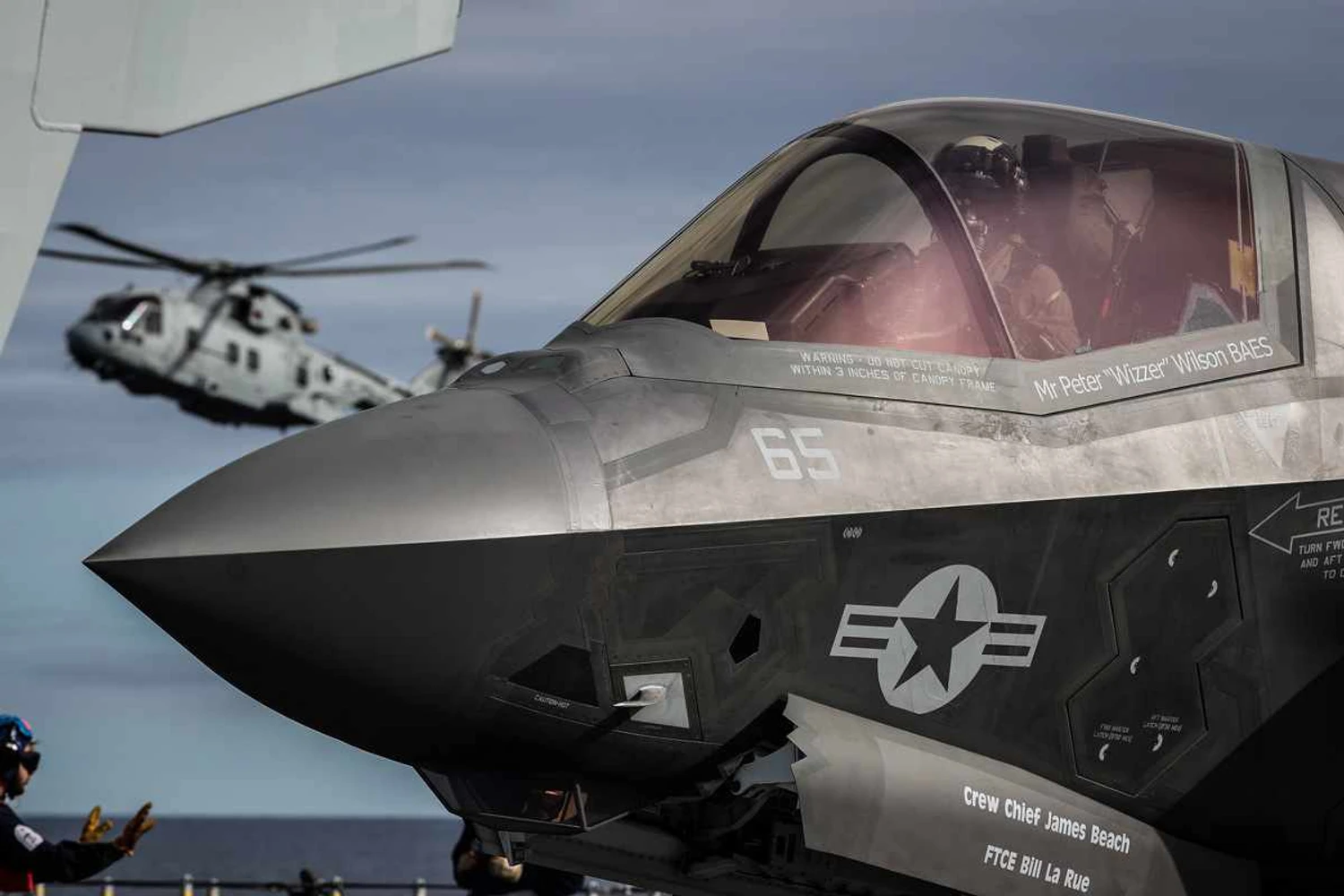 Detalhe de um dos caças F-35B: emprestado dos fuzileiros navais americanos (RN)
