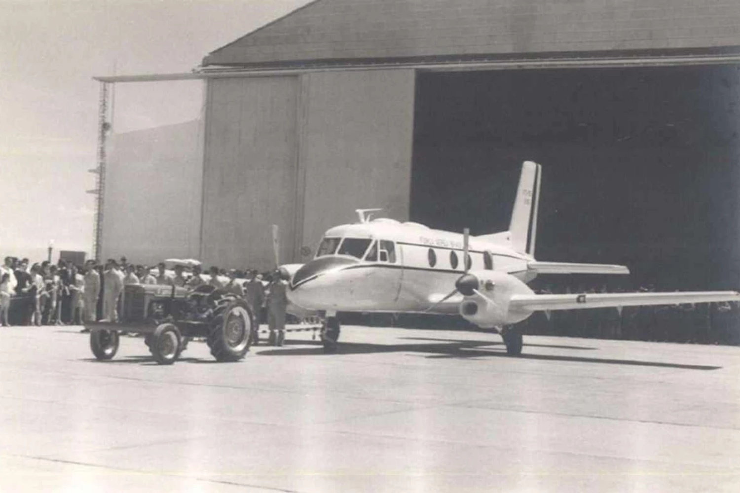 Rolllout do Bandeirante: quatro dias após o voo inaugural, a aeronave foi apresentada ao público e voou novamente (Embraer)