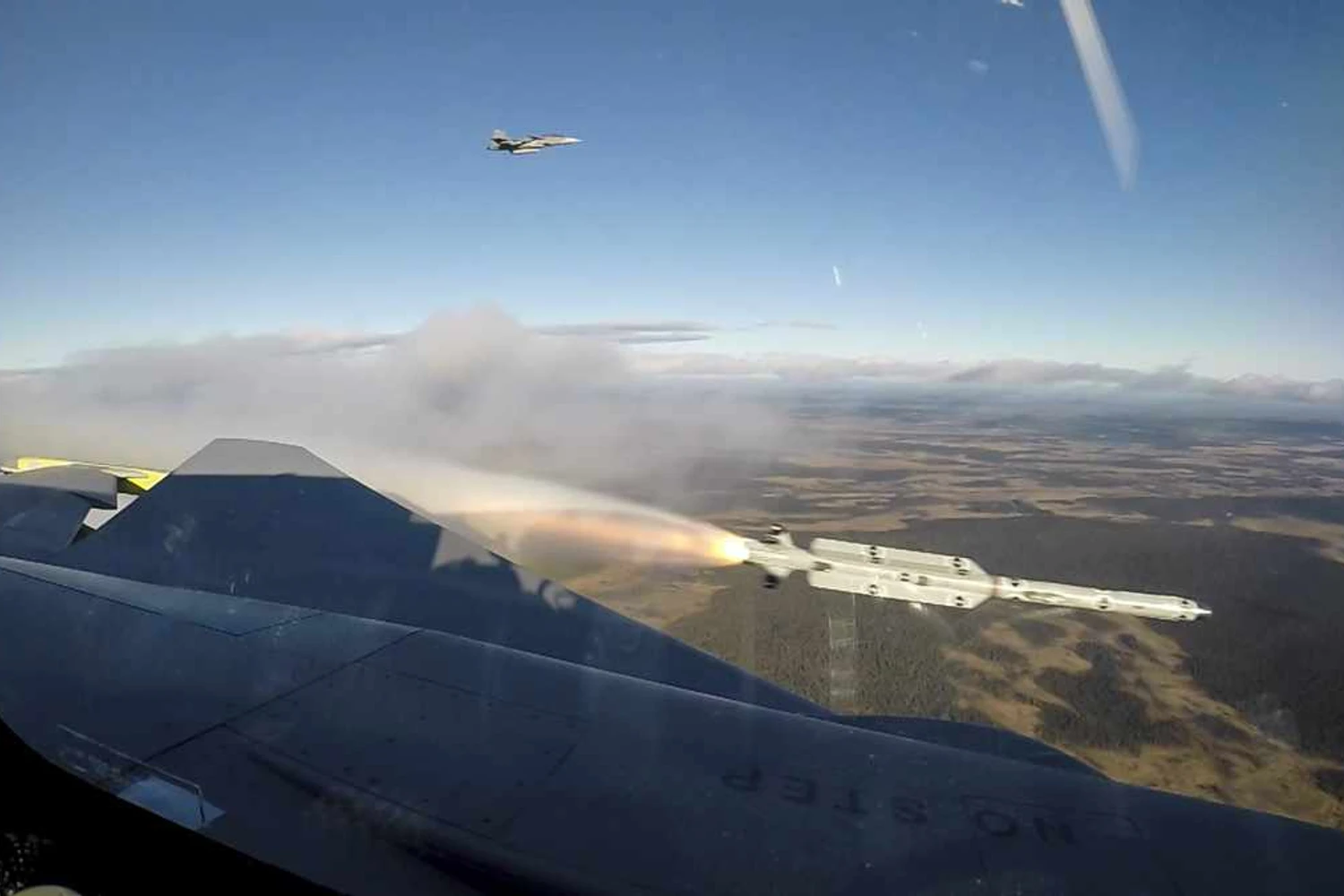 Caça Gripen NG realiza o primeiro lançamento de mísseis