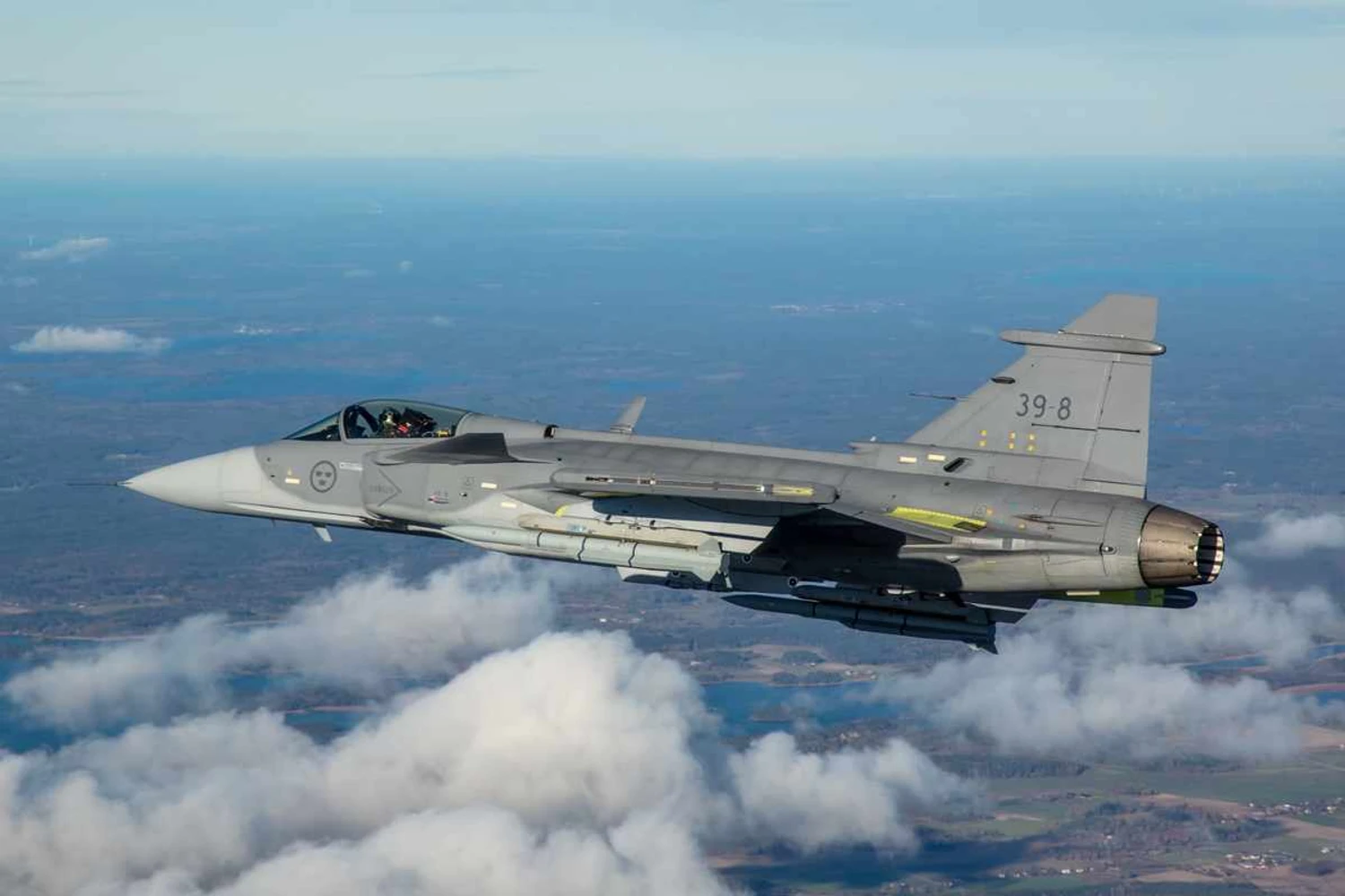 Gripen NG completa primeiro voo com míssil de longo alcance
