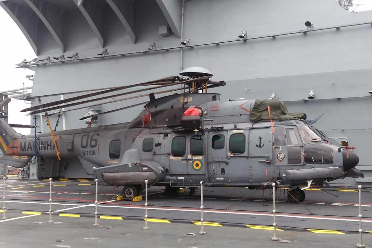 Um dos novos H225 da Marinha no convés de voo do Atlântico (Ricardo Moriah)