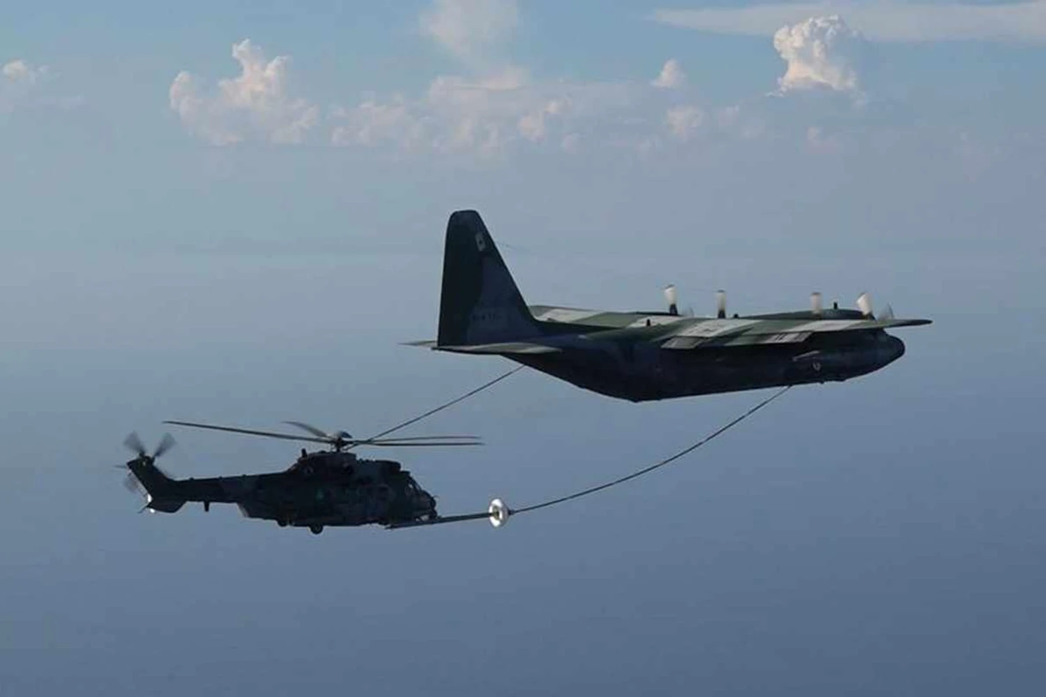FAB inicia provas de reabastecimento aéreo com helicópteros