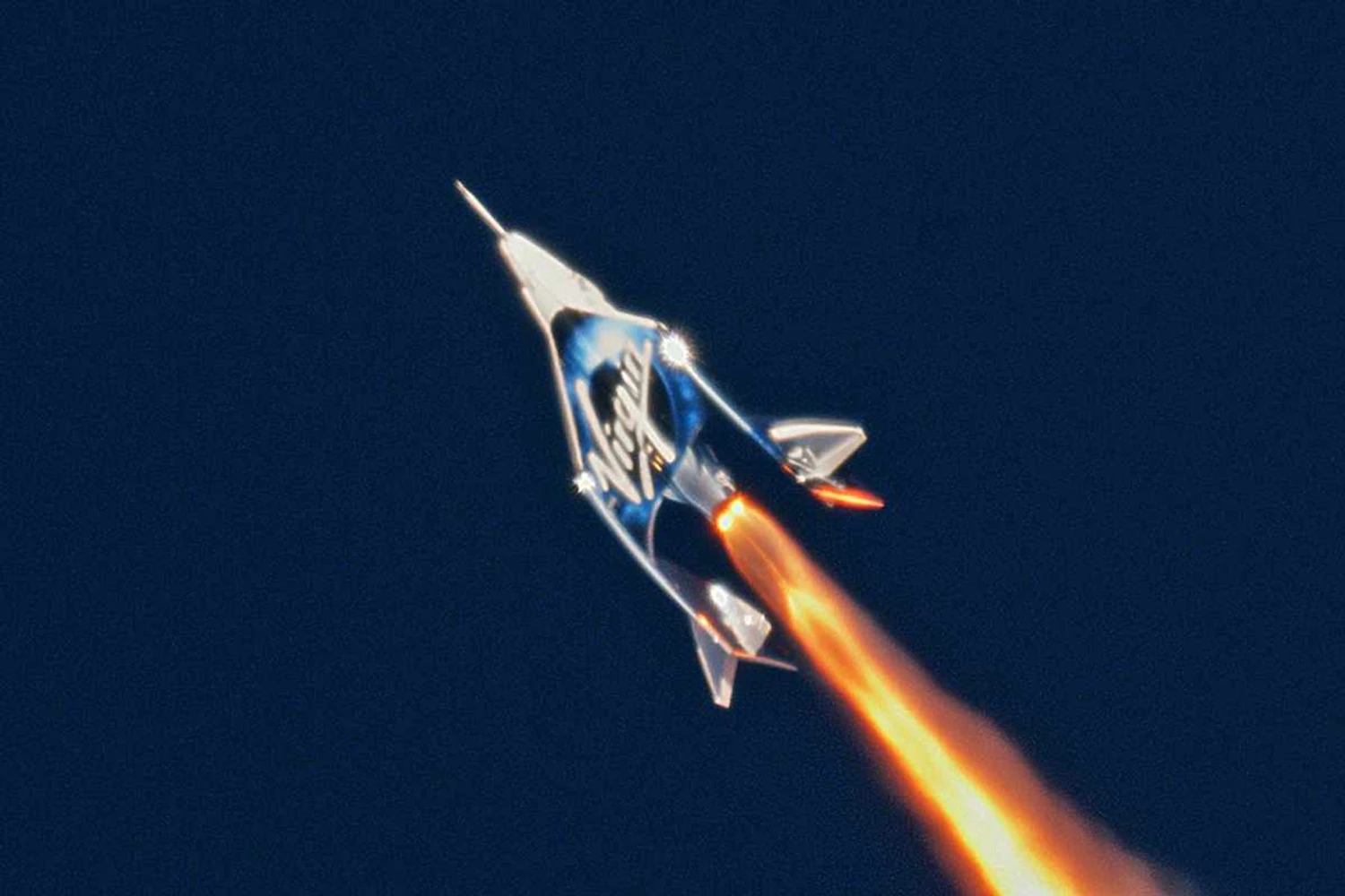 Virgin Galactic realiza primeiro voo comercial ao espaço