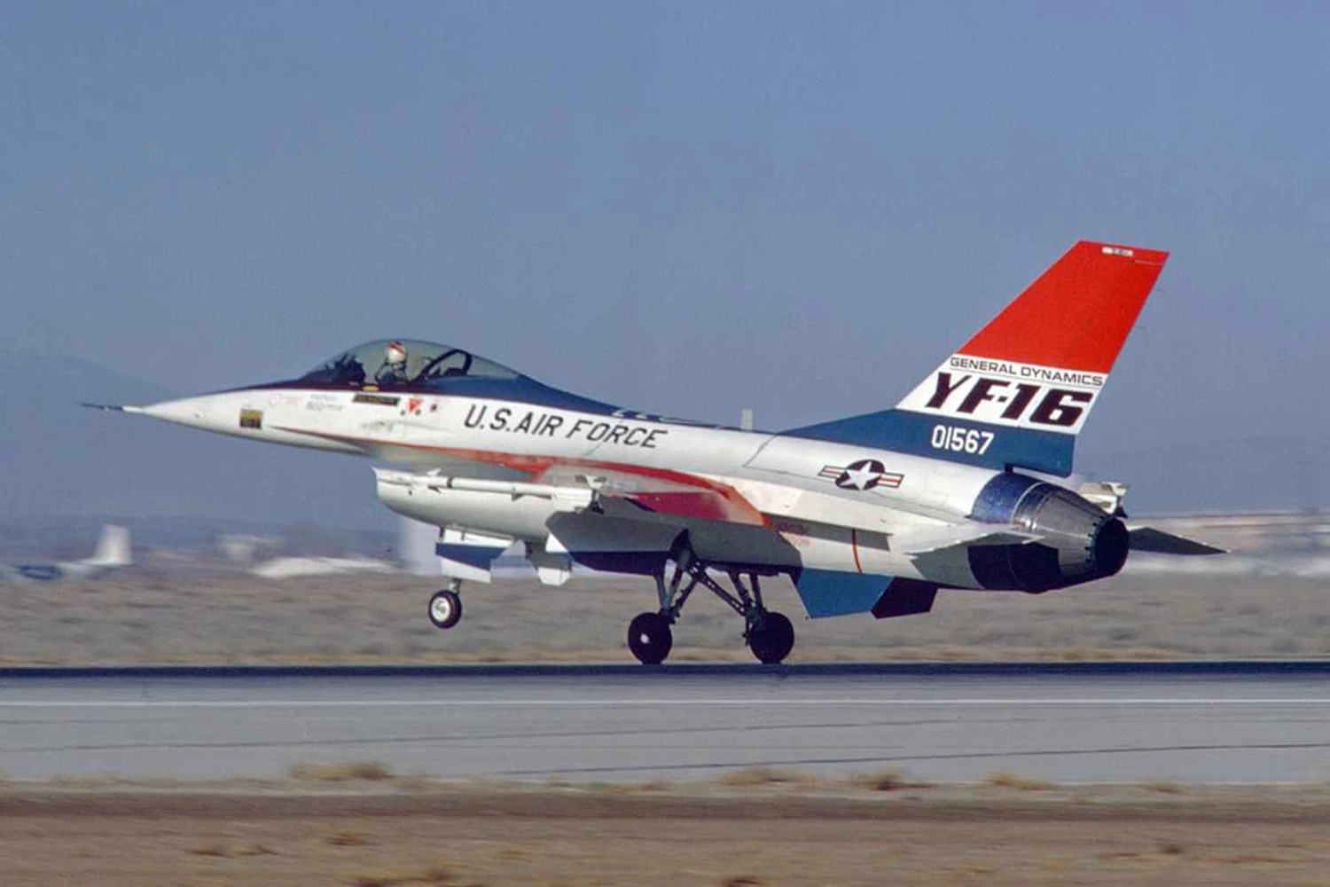 Há 50 anos o caça F-16 voava pela primeira vez, mas “sem querer”