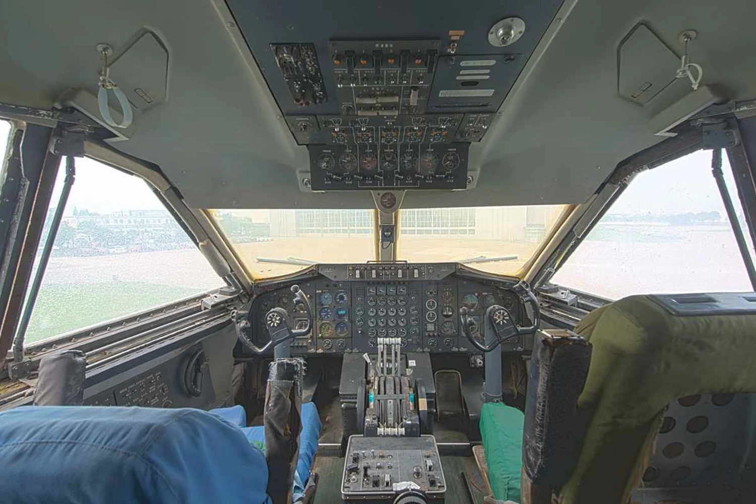 A cabine de comando do Y-10 era bastante primitiva e exigia o trabalho cinco tripulantes