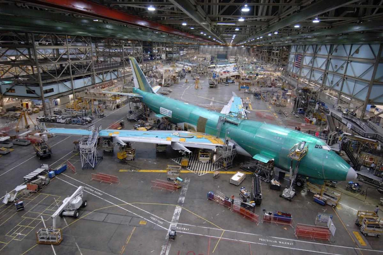 A linha de montagem do 747, em Seattle, é o maior prédio do mundo (Boeing)