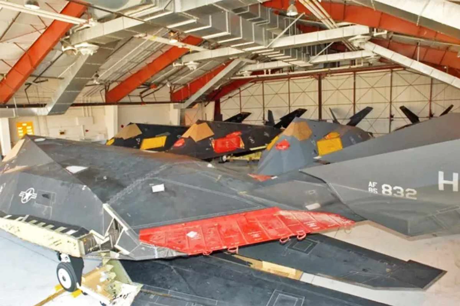 F-117 estocados pela USAF: não parece mas eles foram preservados pelos EUA (USAF)