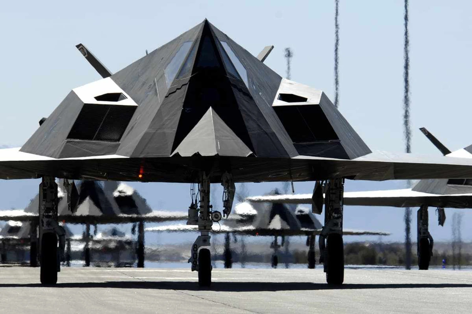 O pioneiro F-117, hoje considerado obsoleto, tem mais aspectos furtivos que o russo Su-57 (USAF)