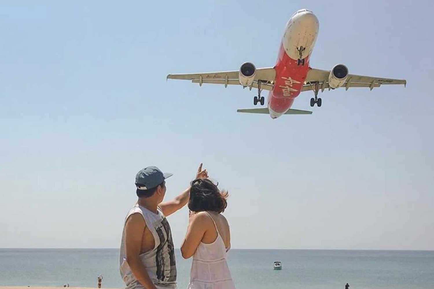 Tirar fotos de aviões em praia na Tailândia pode levar a pena de morte