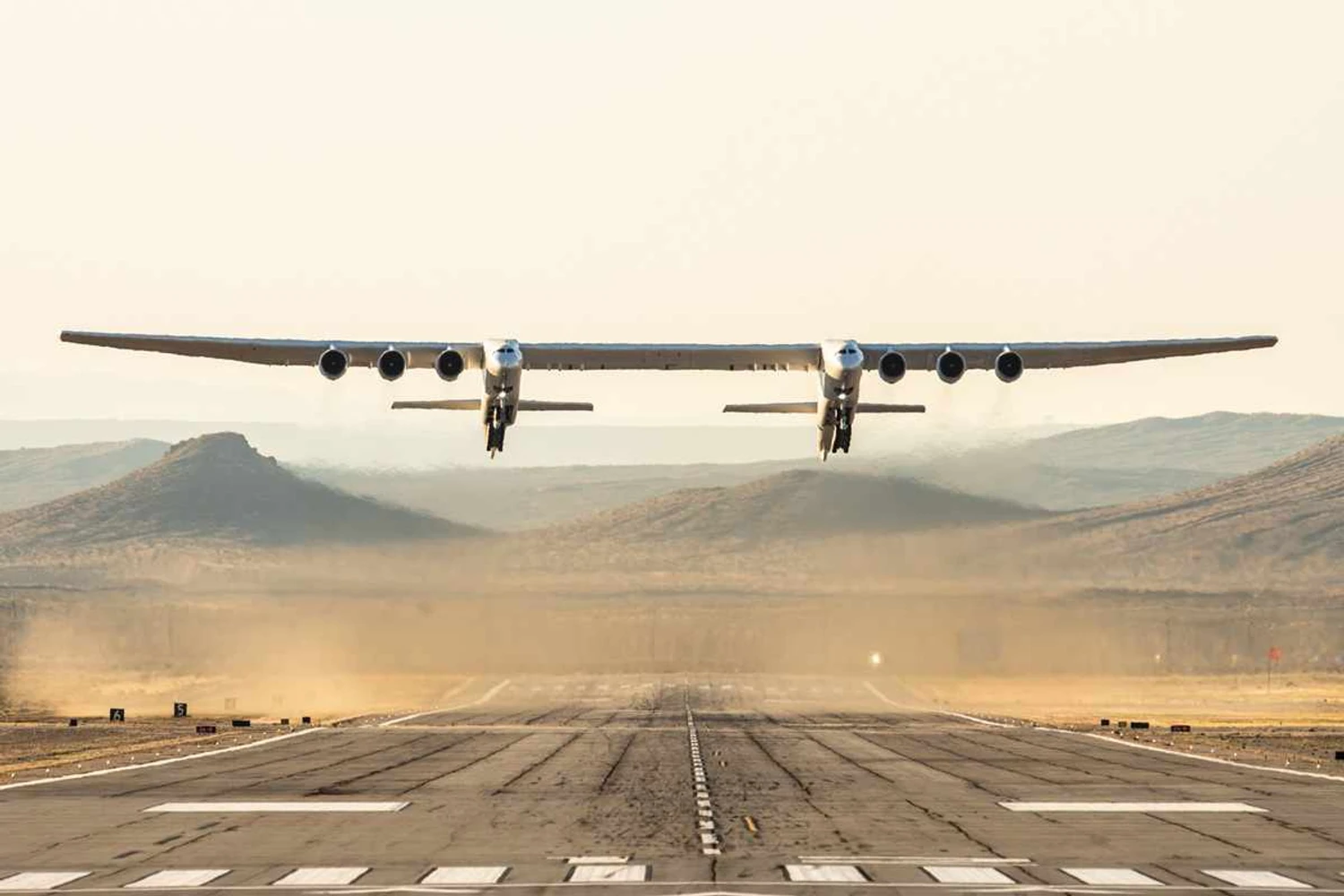 Avião com a maior envergadura do mundo, Stratolaunch completa seu primeiro voo