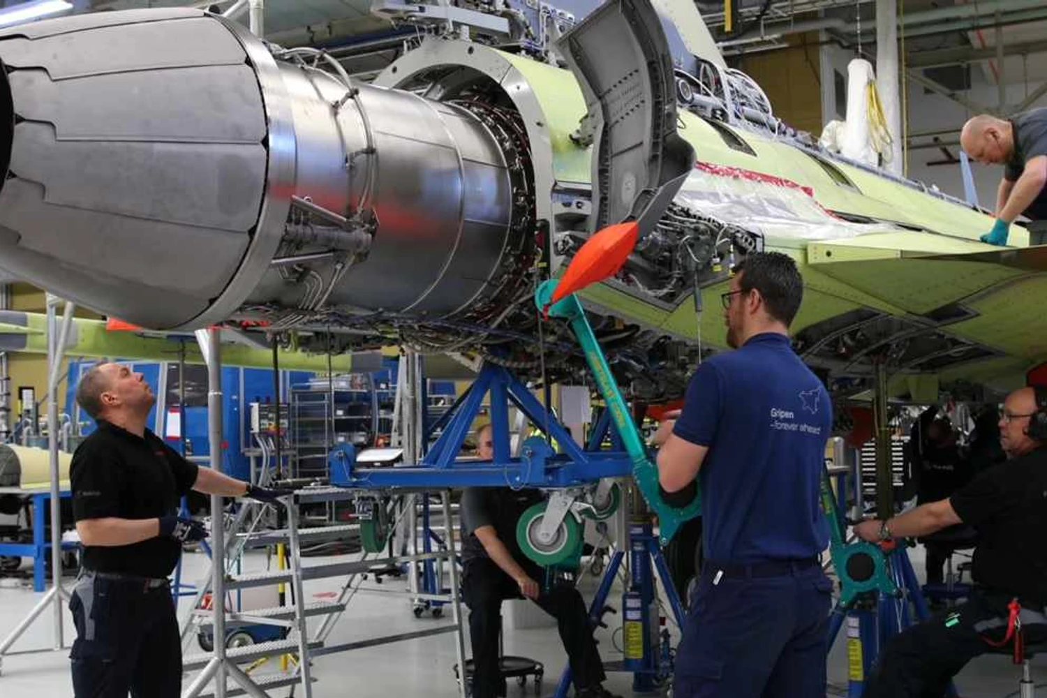 SAAB instala motor no primeiro caça Gripen NG do Brasil