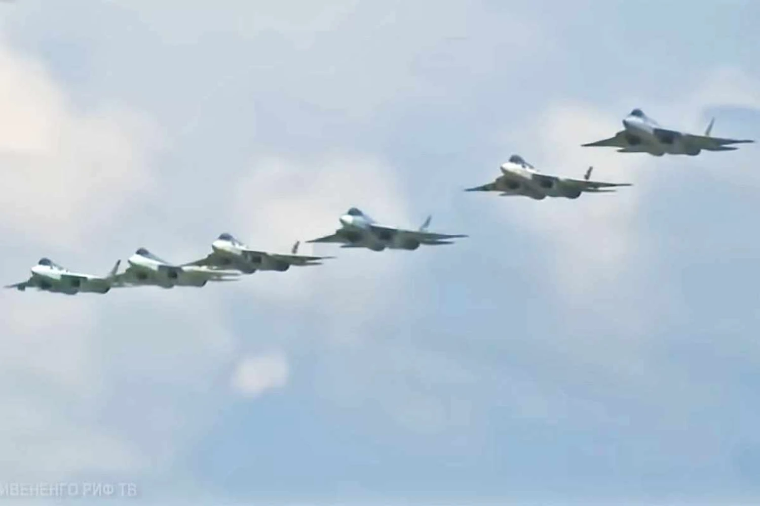 Os seis Su-57 em formação: escolta ou ação de marketing de Putin? (Reprodução)