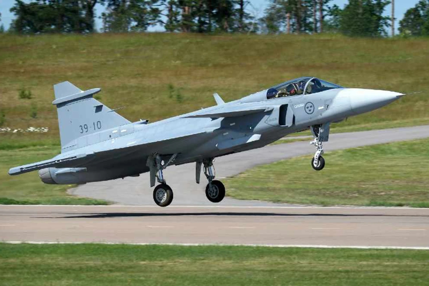 Terceiro protótipo do caça Gripen E decola na Suécia