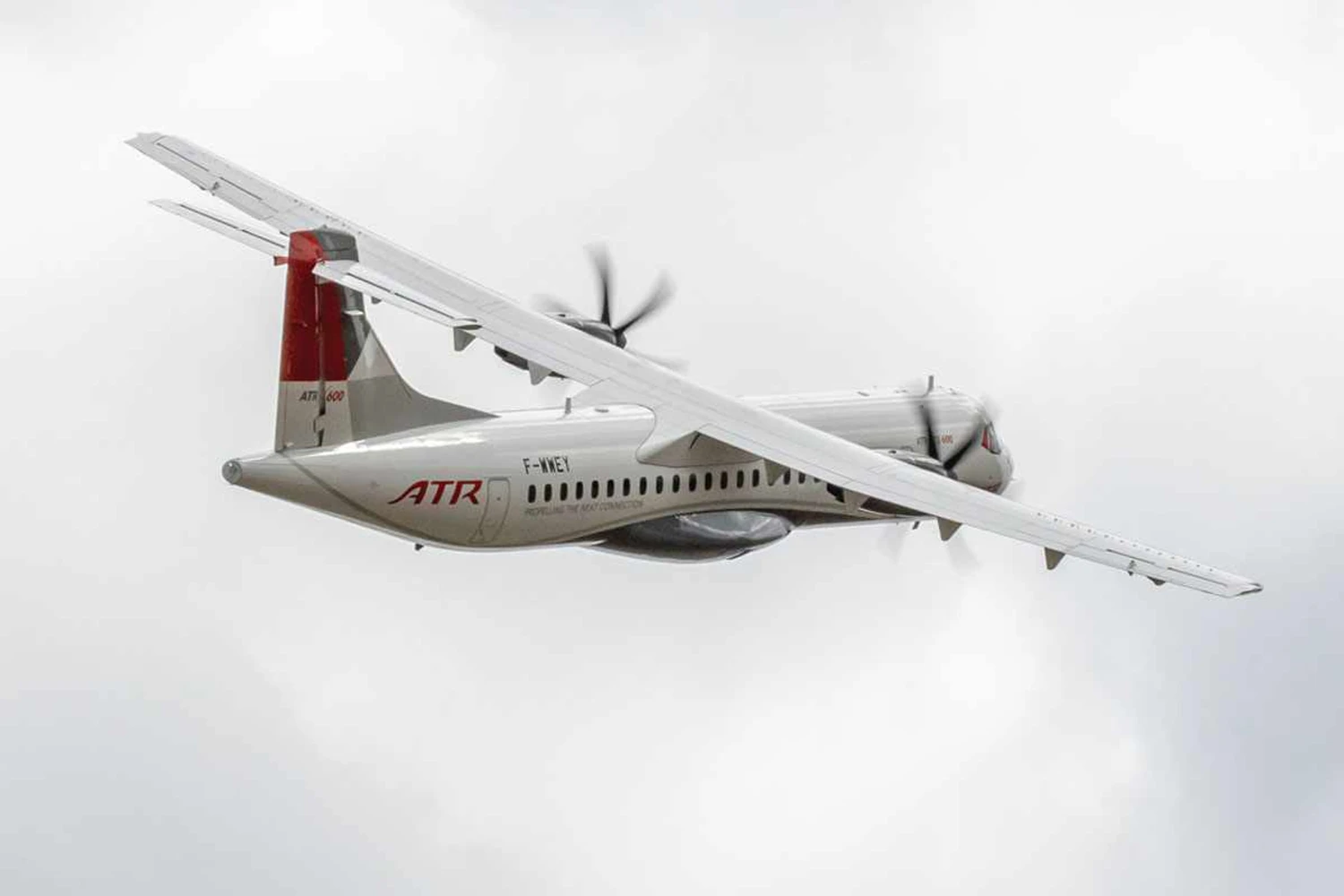 O turbo-hélice ATR teve um total de 145 pedidos em Le Bourget (ATR)