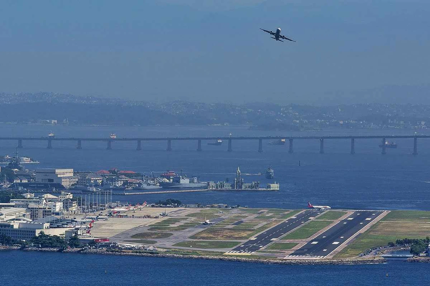 Vazamento de óleo paralisou operações no Santos Dumont por 14 horas