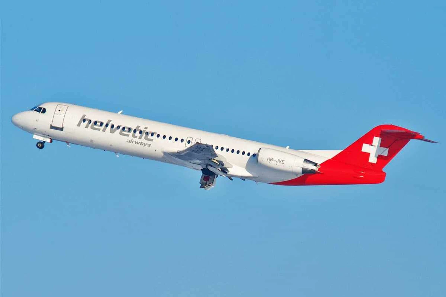 Para abrir espaço para o E190-E2, Helvetic Airways vende seus Fokker 100