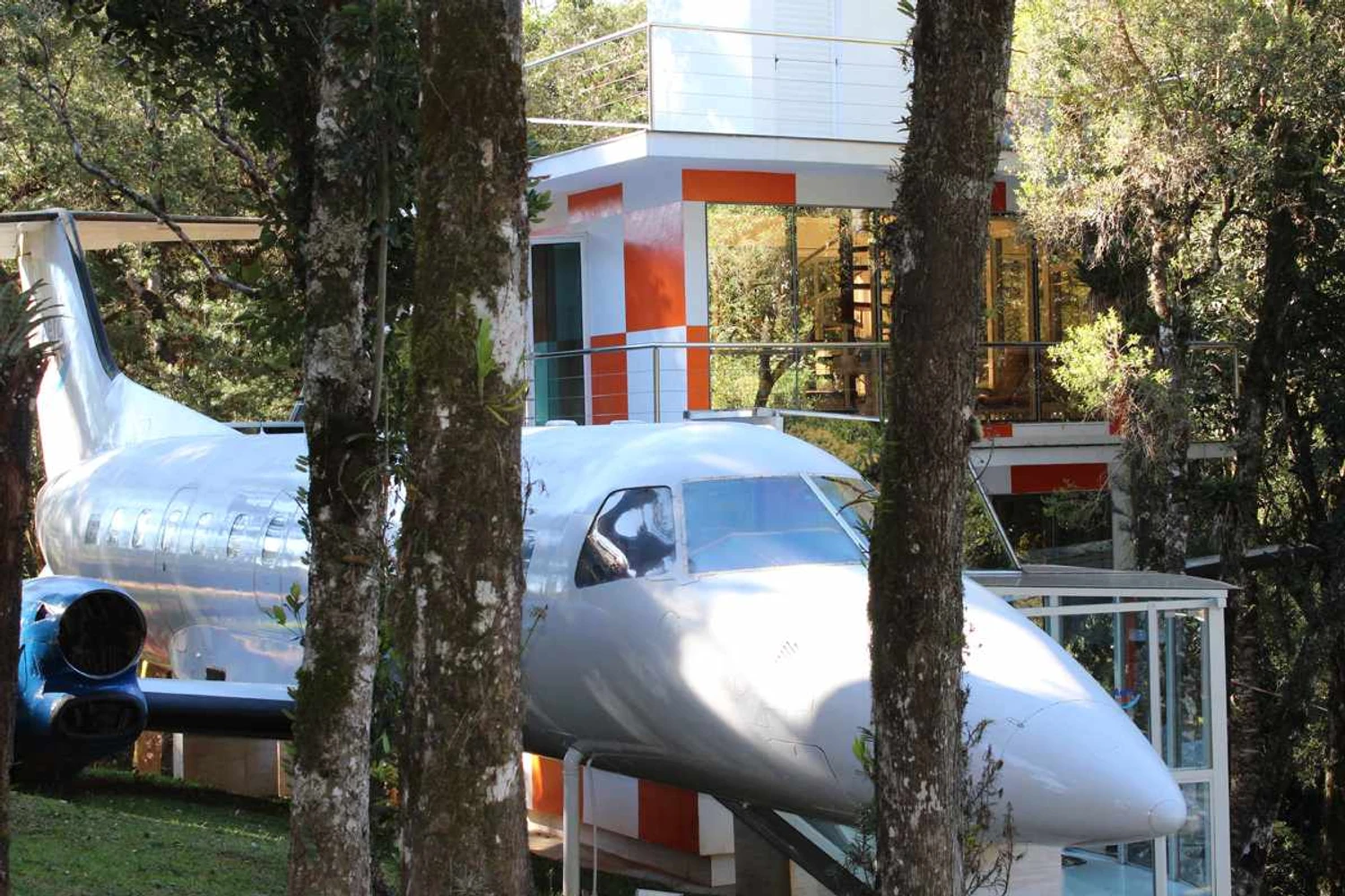 Pousada em Monte Verde tem chalé com avião e torre de controle