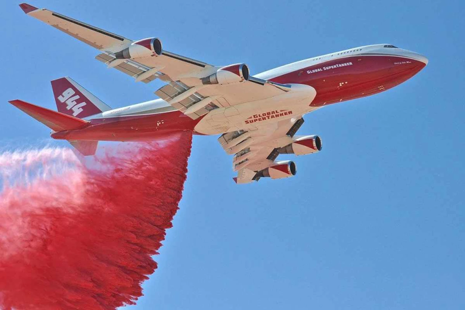 O Boeing 747 "Supertanker": capacidade de lançar mais de 70 mil litros de produtos contra incêndios (Global Supertanker)