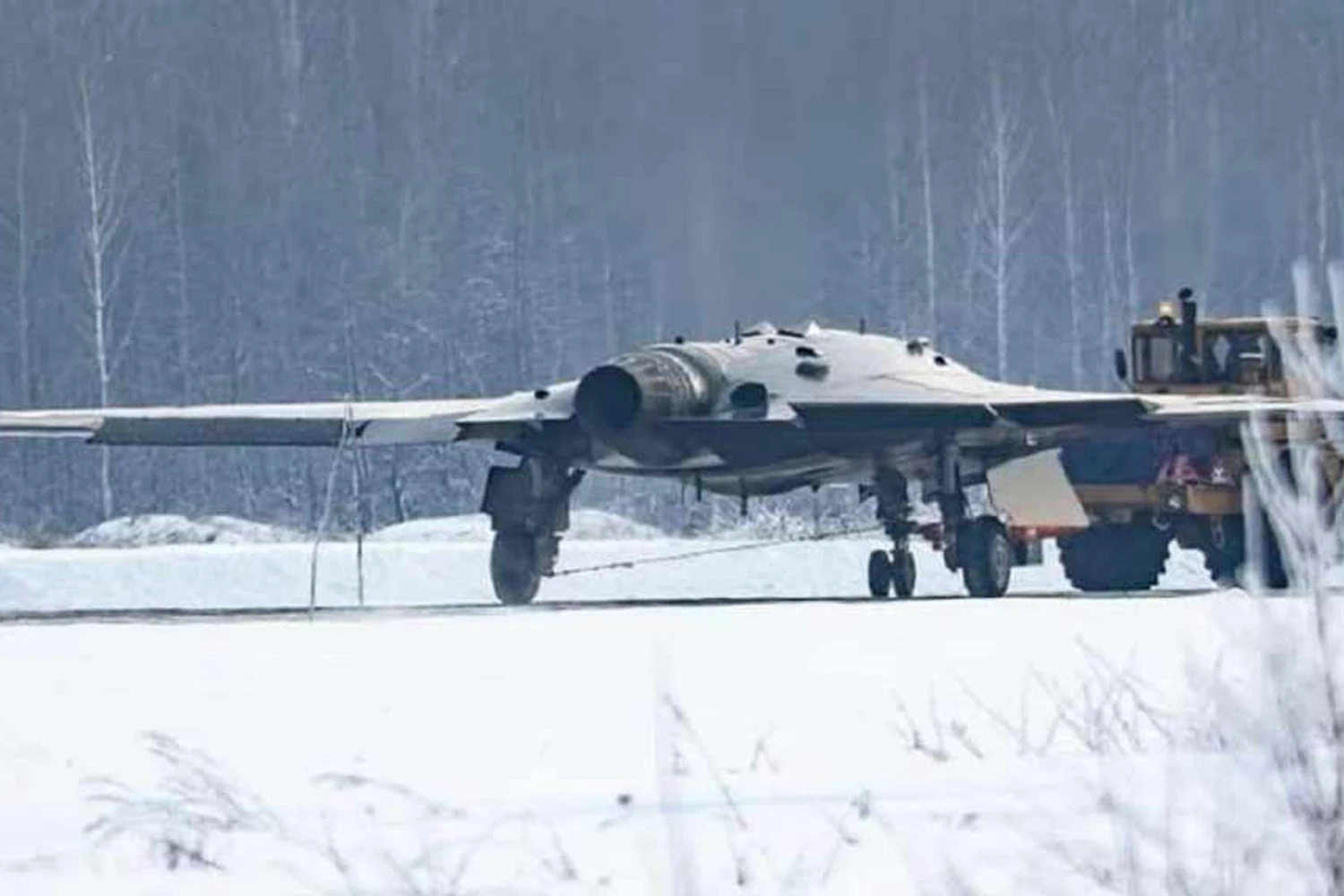 O Su-70 utiliza um motor com pós-combustão comum
