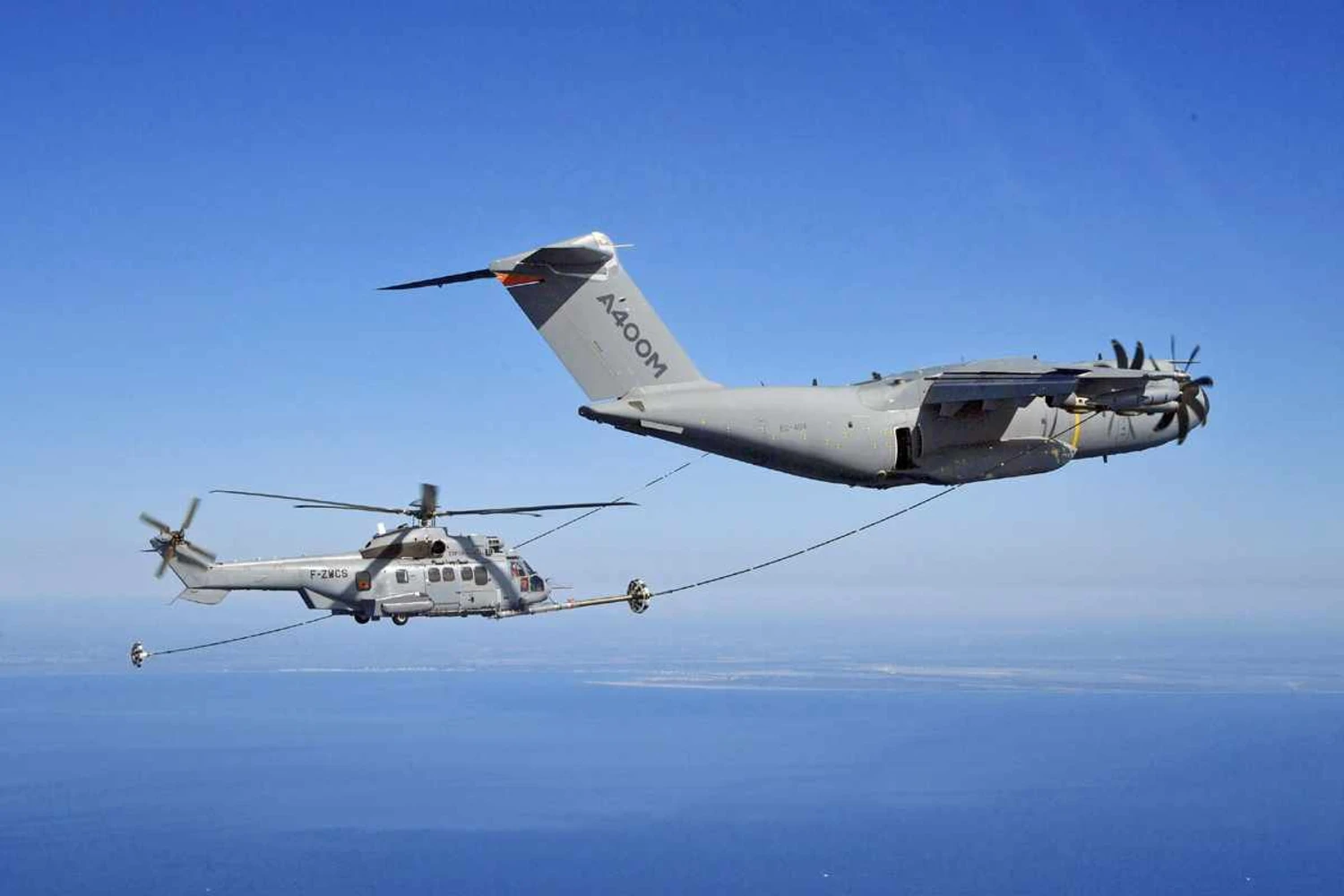 Airbus A400M completa primeiros ensaios de reabastecimento aéreo com helicópteros