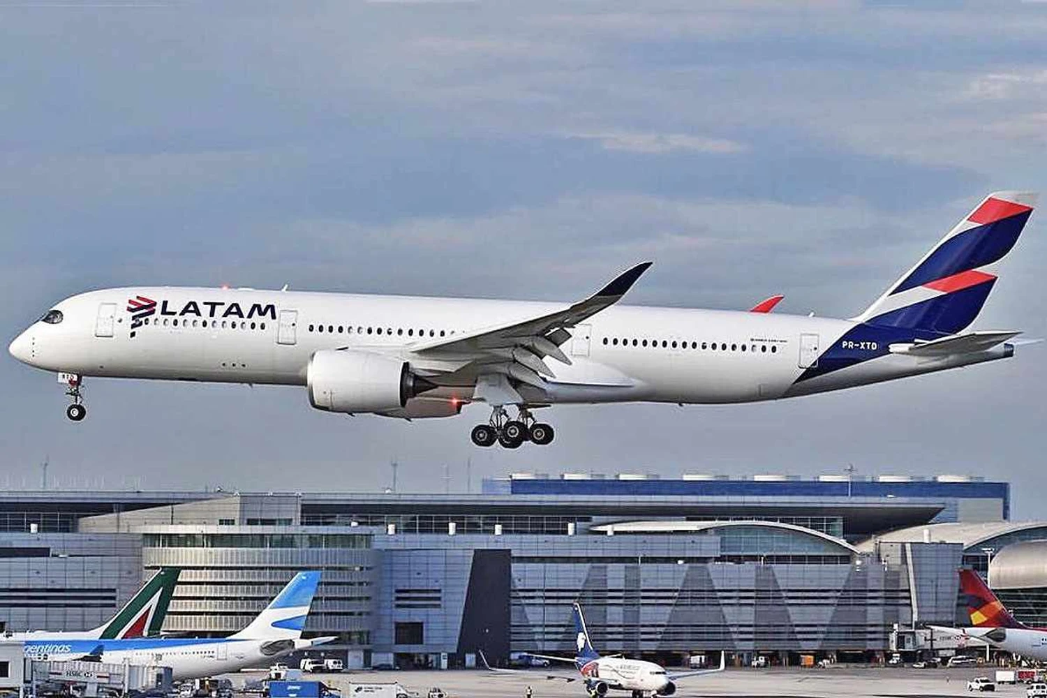 Airbus quer nova chance para o A350 no Brasil após LATAM e Azul desistirem do jato