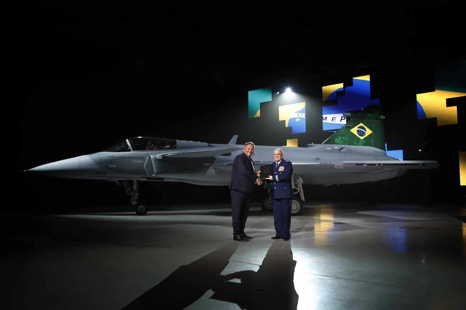 Saab apresenta primeiro caça Gripen da Força Aérea Brasileira