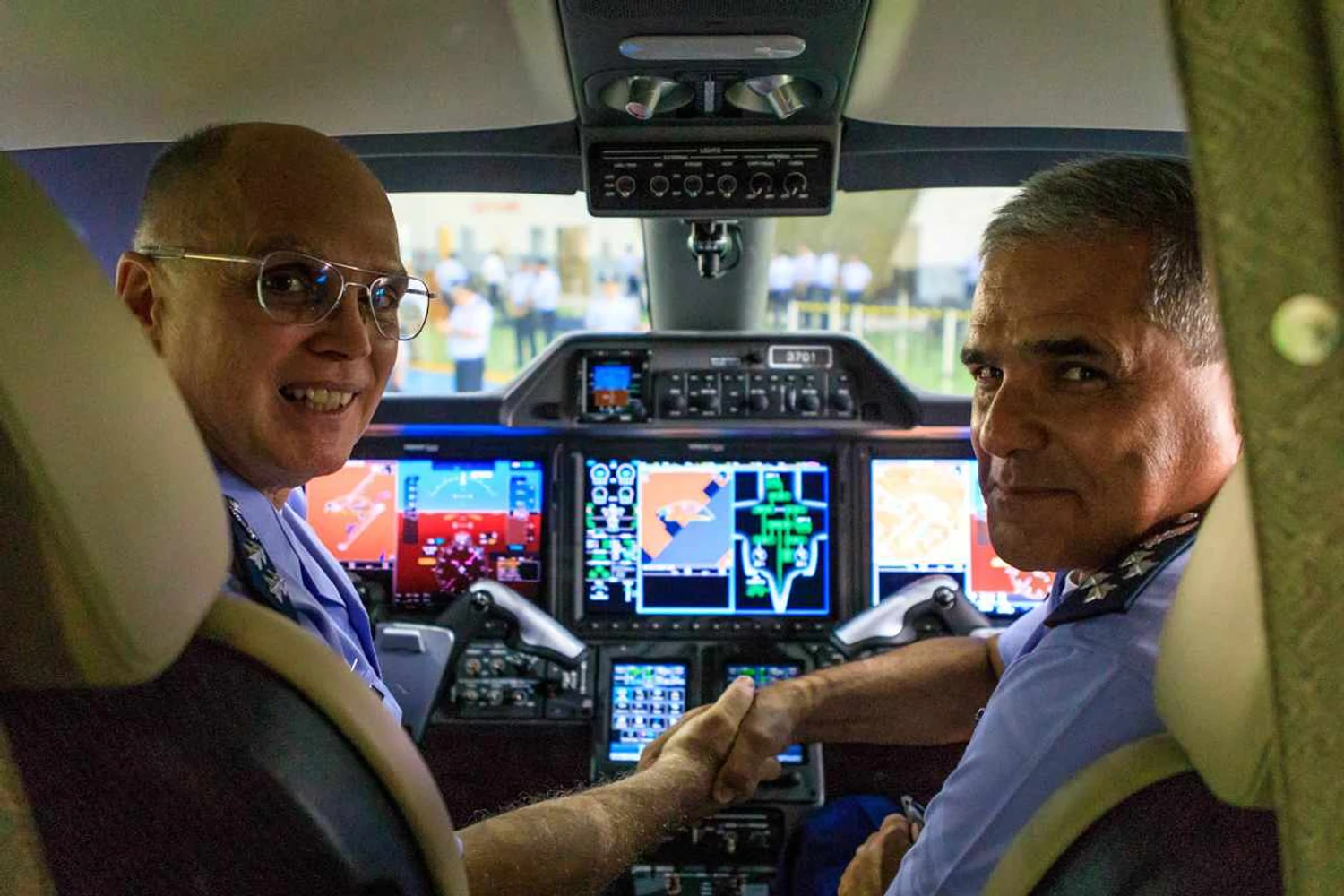 Comandante da Aeronáutica, Tenente-Brigadeiro do Ar Antonio Carlos Moretti Bermudez, e o Comandante do 6º Esquadrão de Transporte Aéreo (6° ETA), Tenente-Coronel Aviador Rodrigo Goretti Piedade (FAB)