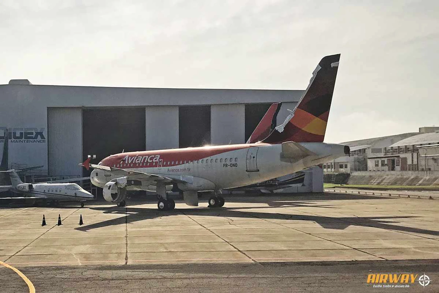 O A318 PR-ONO foi fotografado pelo Airway sem os motores em São José dos Campos (Thiago Vinholes)
